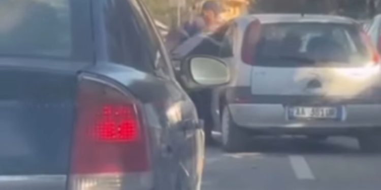 Çfarë po NDODH në Lushnje?! Policia doget me grushte dhe nxjerr zvarrë nga makina të moshuarin në mes të rrugës