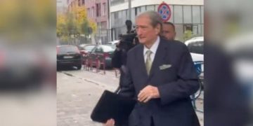 Do të pyetet për herë të parë për ngjarjet e 21 Janarit, Sali Berisha mbërrin në SPAK