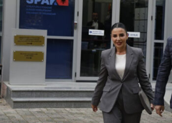 Gjykata e Posaçme pezullon nga detyra zv.kryeministren Balluku, e ndalon të dalë jashtë vendit