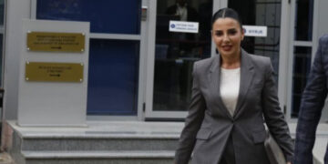 Gjykata e Posaçme pezullon nga detyra zv.kryeministren Balluku, e ndalon të dalë jashtë vendit