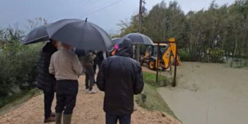 Reshjet e shiut në Fier/ Prurjet e lumit Seman përmbytin dhjetëra hektarë tokë dhe 40 puse nafte