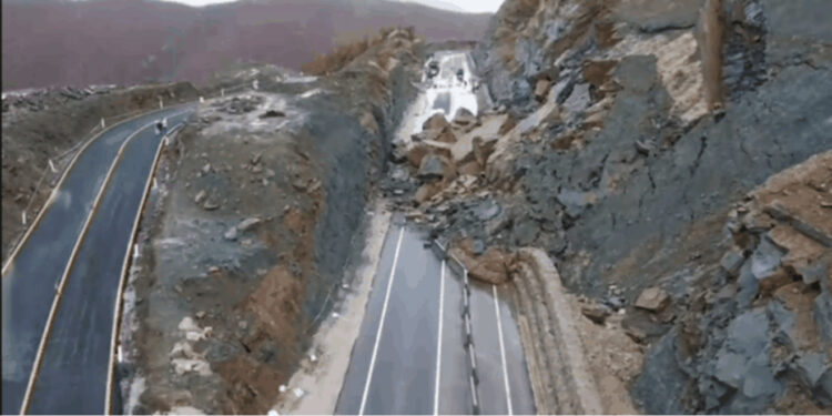 Skandali në Qukës–Qafë Plloçë/ Rruga “e florinjtë” 260 milion euro shembet nga shiu i parë