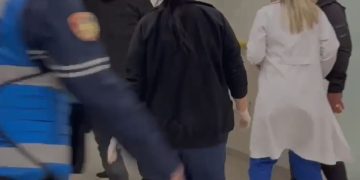 Identiteti i 36-vjeçarit të gjetur nga familjarët me plagë plumbi në Selenicë