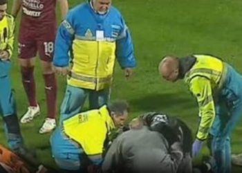 Incident alarmant në ndeshjen e Salernitanës, lojtar i ekipit pëson humbje të ndjenjave dhe shpallet situatë emergjente për ndihmën mjekësore.