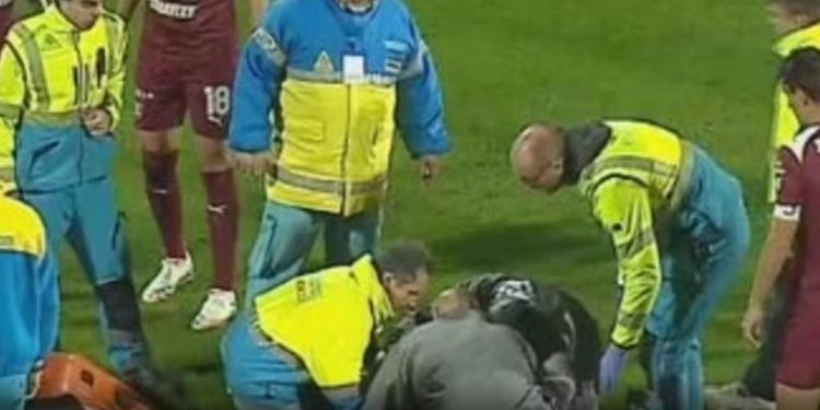 Incident alarmant në ndeshjen e Salernitanës, lojtar i ekipit pëson humbje të ndjenjave dhe shpallet situatë emergjente për ndihmën mjekësore.