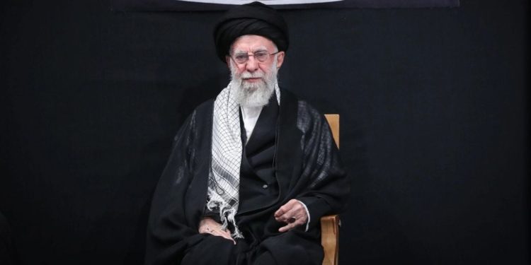 Irani përcjell mesazh të prerë për SHBA-në: Udhëheqësi Suprem Khamenei paralajmëron se bashkëpunimi është i pamundur nëse amerikanët vazhdojnë të mbështesin Izraelin.
