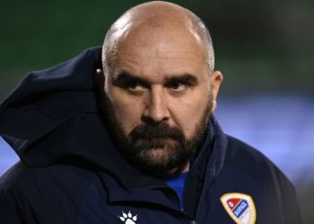 Ish-futbollisti i Tiranës vdes në fushë gjatë një ndeshje në kampionatin serb, klubi bardheblu jep reagimin e tij.