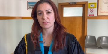 Ishte person tërheqës; viktima kishte arritur marrëveshje edhe për gjaqet" / I vrau babanë me thikë, avokatja e 25-vjeçarit thotë: "I ati e kishte paralajmëruar të ishte i kujdesshëm...