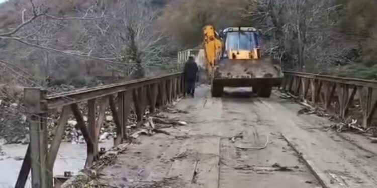 Izolimi në zonën e Malësisë së Kurbinit për shkak të reshjeve, ushtria dhe Bashkia po vazhdojnë përpjekjet për rihapjen e rrugëve.