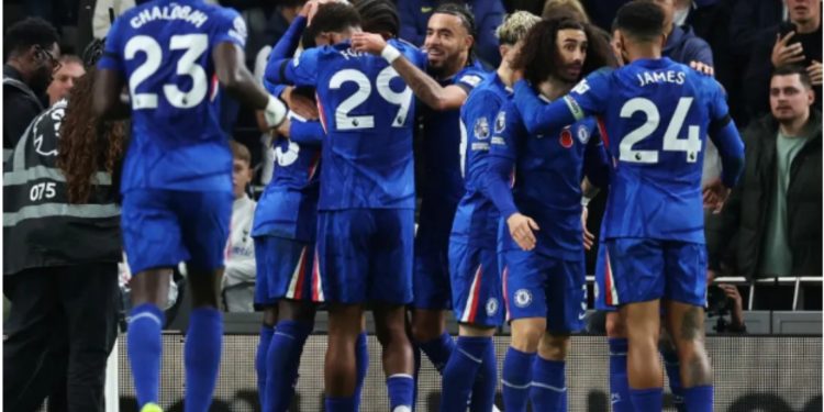 Joao Pedro ndihmon Chelsea të triumfojë në derbin londinez përballë Tottenhamit.