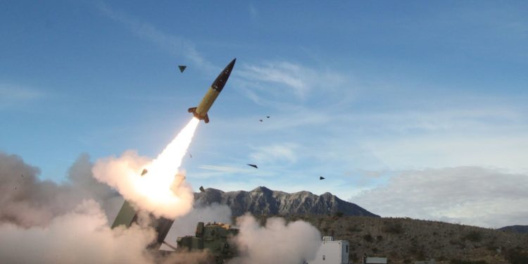 Joe Biden eliminar kufizimet për përdorimin e armëve, ndërsa Ukraina sulmon objektivat ushtarake ruse me raketat ATACMS.