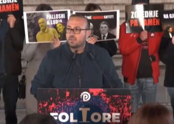 “Kam mësuar të drejtohem përpara atyre që vjedhin në Parlament” / Korreshi në protestë: Rama, largohet nga ai tunel korrupsioni që të ka përfshirë.