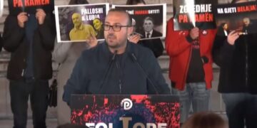 “Kam mësuar të drejtohem përpara atyre që vjedhin në Parlament” / Korreshi në protestë: Rama, largohet nga ai tunel korrupsioni që të ka përfshirë.