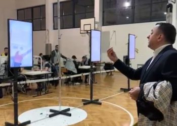 Kandidati i pavarur Gjergji Nika arrin në qendrën e votimit, duke iu drejtuar numëruesve socialistë: Edhe pse do të fitoni, Vlora nuk qeveriset me…