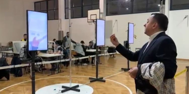 Kandidati i pavarur Gjergji Nika arrin në qendrën e votimit, duke iu drejtuar numëruesve socialistë: Edhe pse do të fitoni, Vlora nuk qeveriset me…