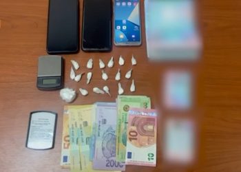 Kapen dy persona që po shisnin doza kokaine në Himarë.