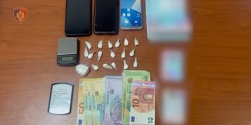 Kapen dy persona që po shisnin doza kokaine në Himarë.
