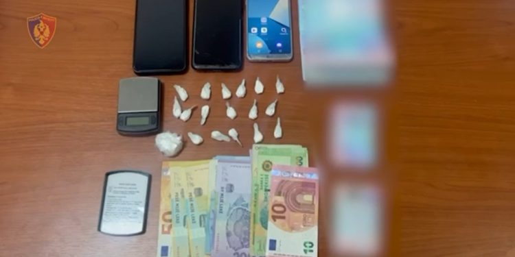 Kapen dy persona që po shisnin doza kokaine në Himarë.