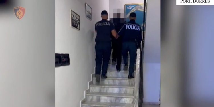 Kapet shoferi dhe dy refugjatë të shpallur në kërkim ndërkombëtar për trafikimin e emigrantëve drejt Italisë.