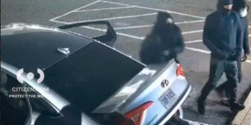 Kaq shumë hajdutë mund të hyjnë në një automjet? Videoja që mori famë të madhe në SHBA