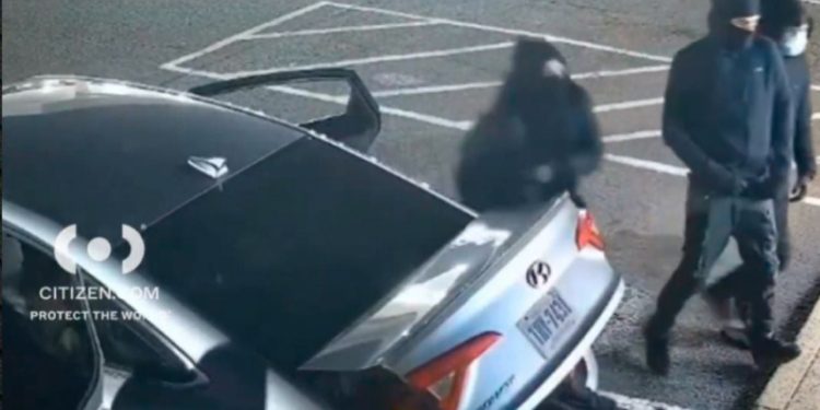 Kaq shumë hajdutë mund të hyjnë në një automjet? Videoja që mori famë të madhe në SHBA