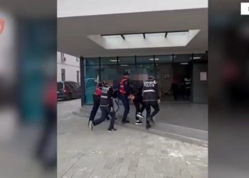 Katër të rinj arrestohen në Elbasan për shitje lëndësh narkotike dhe armësh, ndërsa dy të tjerë përballen me procedim.