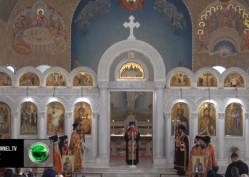 Kishat ortodokse shqiptare organizojnë ceremoninë tradicionale të meshës për flamurin.