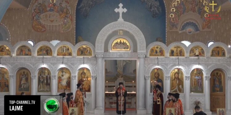 Kishat ortodokse shqiptare organizojnë ceremoninë tradicionale të meshës për flamurin.