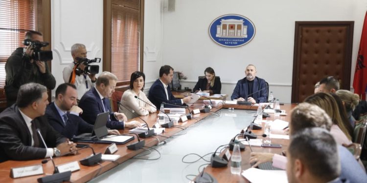 Komisioni i Ligjeve/ PD propozon shkarkimin e Presidentit Begaj, Gjoni paraqet arsyet: Ai punon në një spital privat, ndërsa djali i tij është pjesë e një kompanie sigurimesh.