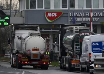 Kompania hungareze fillon negociatat për blerjen e aksioneve ruse në sektorin e naftës në Serbi.