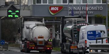 Kompania hungareze fillon negociatat për blerjen e aksioneve ruse në sektorin e naftës në Serbi.