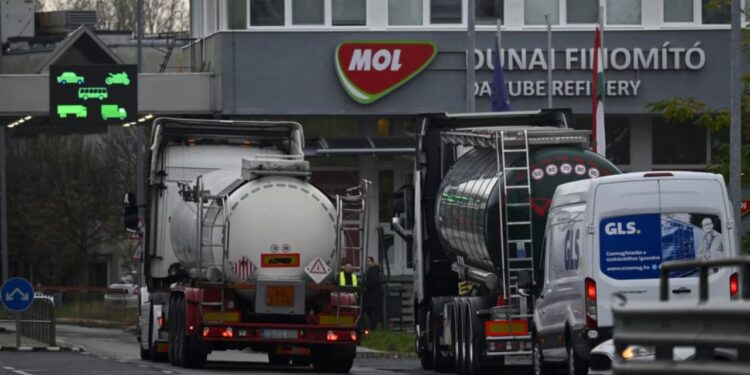 Kompania hungareze fillon negociatat për blerjen e aksioneve ruse në sektorin e naftës në Serbi.