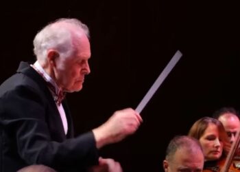 Koncert simfonik me dirigjentin Peter Michael Garst në TKOB/ Ministri i Kulturës e nderon maestro Garst: Kontributi i tij në periudha sfiduese për Shqipërinë