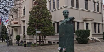 Korça nderon Llazar Zai Fundon, duke e përjetësuar pas 81 vitesh me një bust që simbolizon sakrificën për mendimin e lirë.