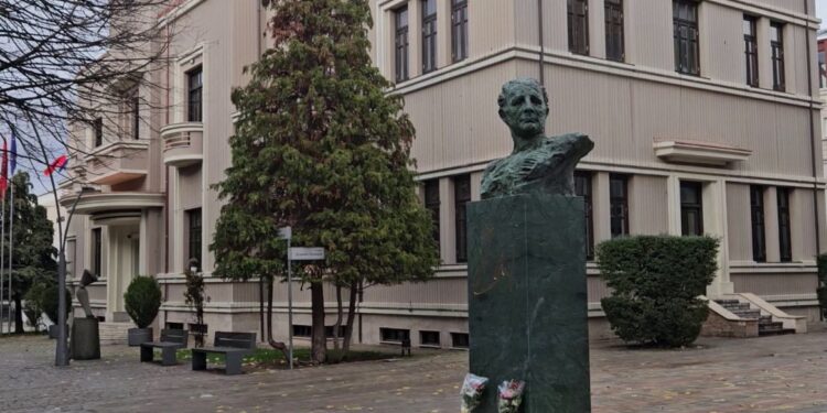 Korça nderon Llazar Zai Fundon, duke e përjetësuar pas 81 vitesh me një bust që simbolizon sakrificën për mendimin e lirë.