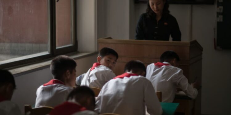 Koreja e Veriut e bën mësimin e rusishtes lëndë të detyrueshme në shkolla, duke theksuar kështu forcimin e bashkëpunimit me Rusinë pas pushtimit të Ukrainës në vitin 2022.