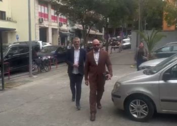 Kreu i ARRSH-së, Gentian Gjyli, viziton SPAK-in me avokatin e tij.