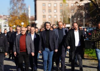 Kryebashkiaku i Prishtinës u bashkua me protestën e punëtorëve të transportit publik, duke i bërë thirrje Kurtit: Mos u qëndro në zyrë, por vij në takim.