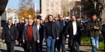 Kryebashkiaku i Prishtinës u bashkua me protestën e punëtorëve të transportit publik, duke i bërë thirrje Kurtit: Mos u qëndro në zyrë, por vij në takim.