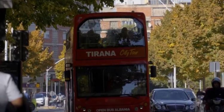 Kryeministri Rama tregon autobusin turistik që eksploron Tiranën: Qyteti ynë i mbushur me jetë dhe ngjyra