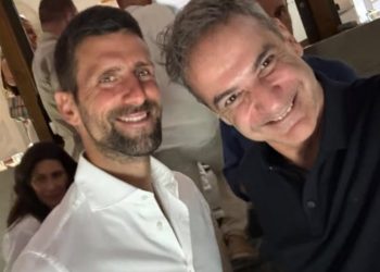 Kryeministri grek Mitsotakis tregon interes për Djokoviç, duke e ftuar atë të jetojë në Greqi, ndërsa ndjek nga tribunat turneun që serbi zhvilloi në Athinë.