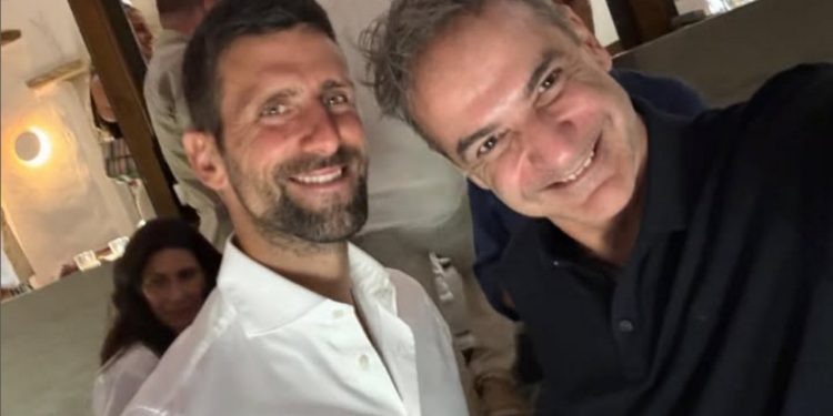 Kryeministri grek Mitsotakis tregon interes për Djokoviç, duke e ftuar atë të jetojë në Greqi, ndërsa ndjek nga tribunat turneun që serbi zhvilloi në Athinë.
