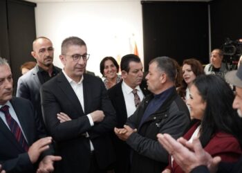 Kryeministri i Maqedonisë së Veriut, Mickovski, inauguron zyrën e partisë së tij VMRO-DPMNE në Shqipëri.
