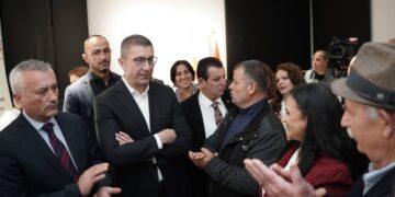 Kryeministri i Maqedonisë së Veriut, Mickovski, inauguron zyrën e partisë së tij VMRO-DPMNE në Shqipëri.