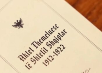 Kryetari i Kuvendit shpall mesazhin për shqiptarët në Ditën e Pavarësisë: Trashëgimia e themeluesve si udhërrëfyes për të ardhmen.