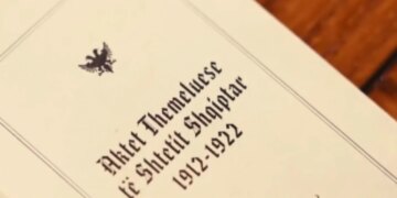 Kryetari i Kuvendit shpall mesazhin për shqiptarët në Ditën e Pavarësisë: Trashëgimia e themeluesve si udhërrëfyes për të ardhmen.