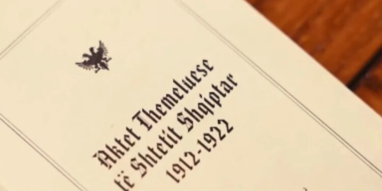 Kryetari i Kuvendit shpall mesazhin për shqiptarët në Ditën e Pavarësisë: Trashëgimia e themeluesve si udhërrëfyes për të ardhmen.