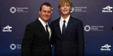 Kujtoni Lleyton Hewitt? Ai rikthehet në fushën e tenisit në moshën 44-vjeçare dhe triumfon në ndeshjen e çiftit… së bashku me të birin.