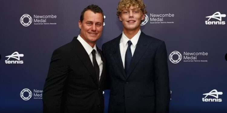 Kujtoni Lleyton Hewitt? Ai rikthehet në fushën e tenisit në moshën 44-vjeçare dhe triumfon në ndeshjen e çiftit… së bashku me të birin.