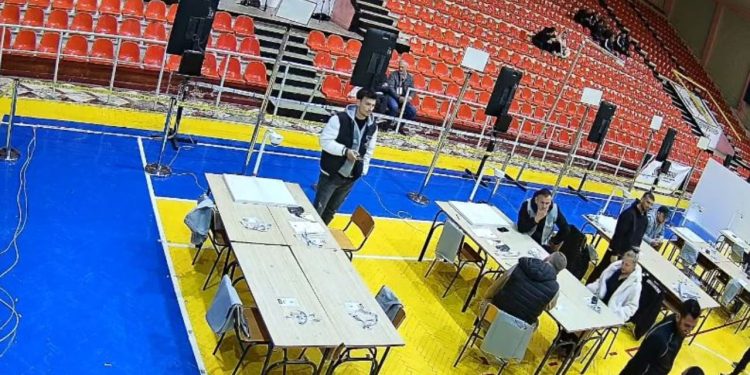 Kutia e parë në Vlorë jep rezultatin: kandidatja socialiste në krye me 64 vota.